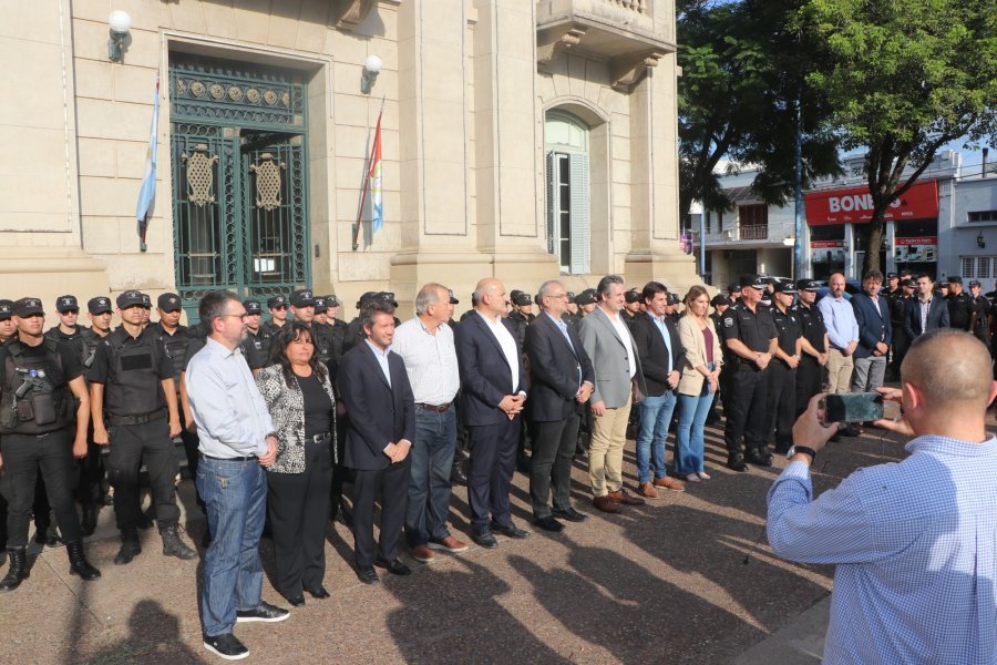 <i>Las autoridades civiles y los polic&iacute;as durante la ceremonia.</i>