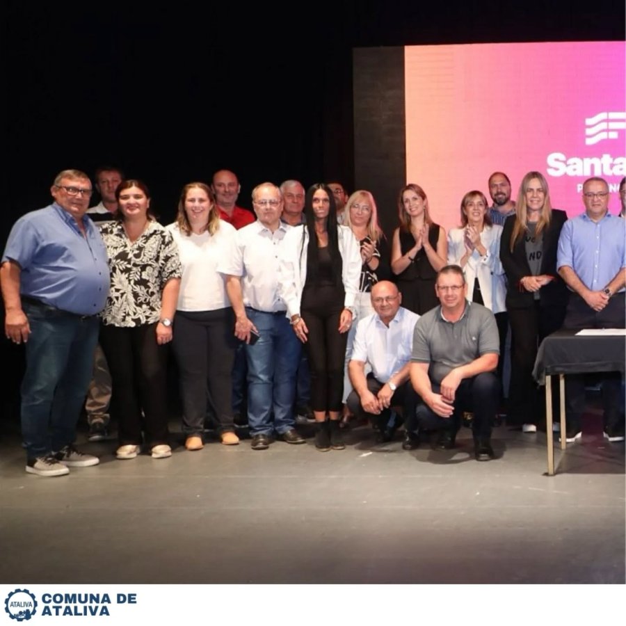 Grupo de jefes de gobiernos locales que suscribieron el acuerdo.