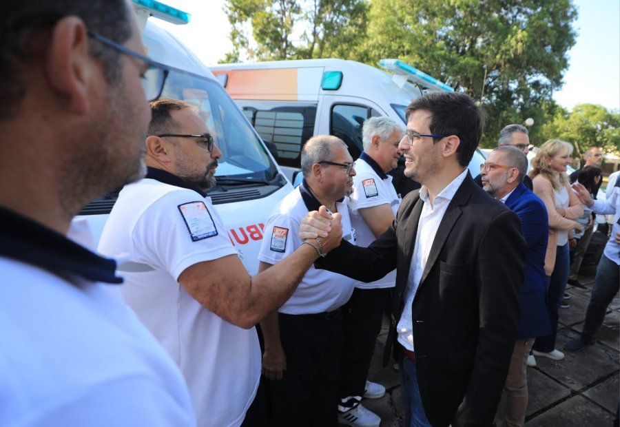HISTORICA INVERSION EN SALUD. El mandatario local estuvo presente en San Vicente donde la ciudad recibi&oacute; ambulancias y un minibus para atenci&oacute;n de pacientes.