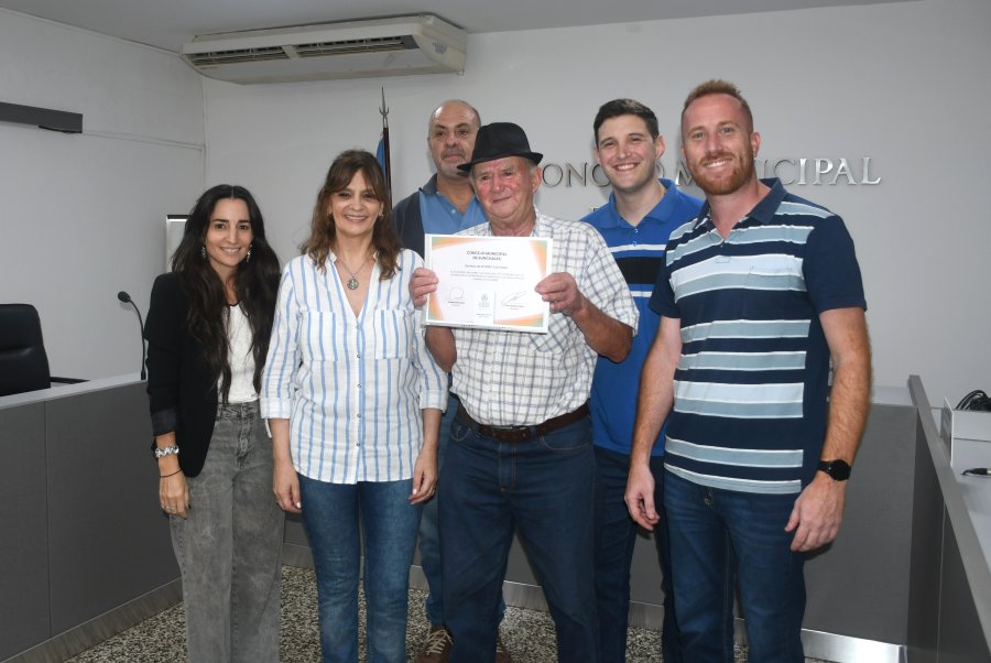DISTINCIÓN. El poeta junto a los ediles locales.