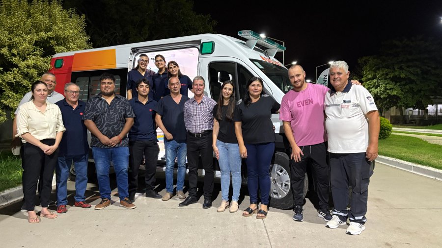 Autoridades y personal del servicio de salud junto a la flamante unidad.