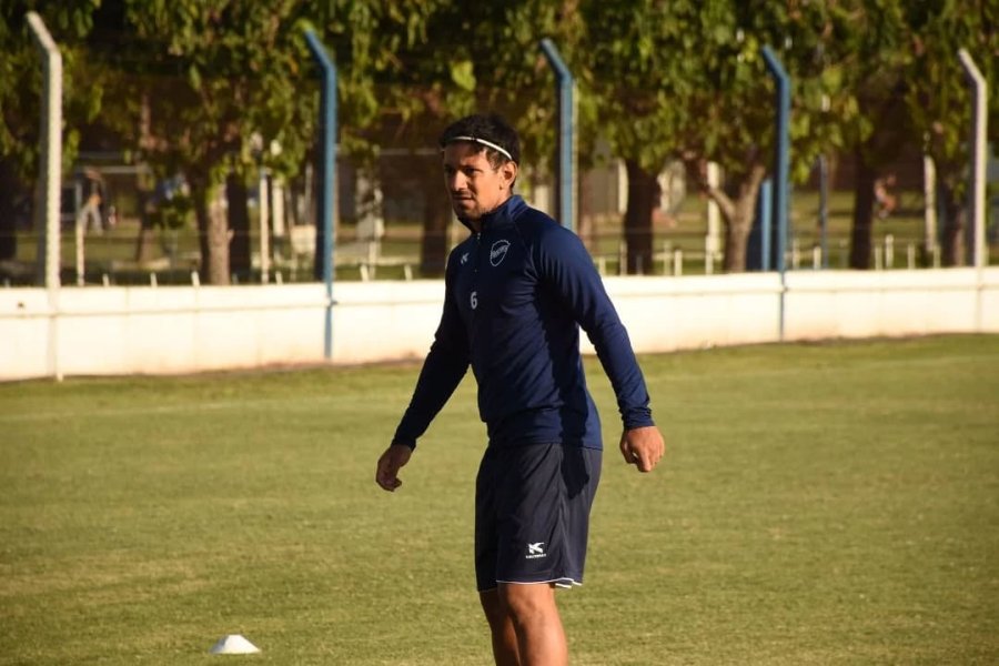 ENTR&Oacute; Y CONVIRTI&Oacute;. El defensor fue protagonista en el empate.