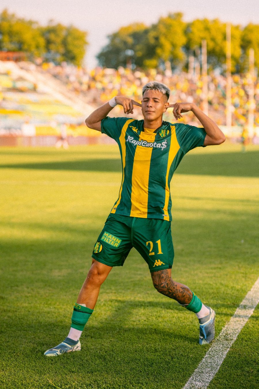 GOLEADOR. Tob&iacute;as Leiva festeja el segundo tanto.