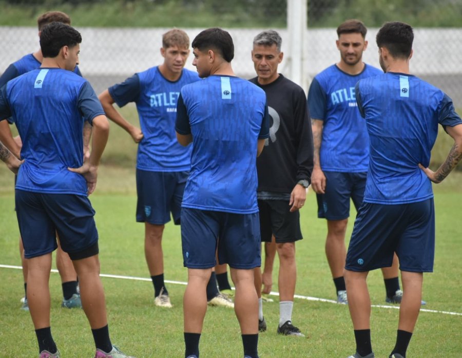 IVÁN JUÁREZ. El DT albiceleste dando indicaciones en el predio Tito Bartomioli, donde la Crema se prepara para lo que viene.