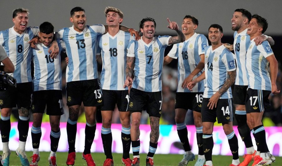 EQUIPO ARM&Oacute;NICO. Los jugadores de la Selecci&oacute;n celebraron el triunfo sobre Brasil y la clasificaci&oacute;n al Mundial 2026.