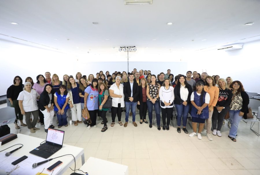 EN EL VIEJO MERCADO. Delia Colucci form&oacute; parte de la entrega del FAE a instituciones educativas de la ciudad.