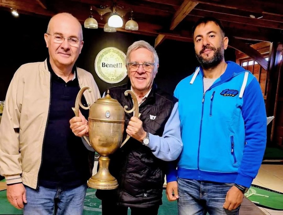 TROFEO HIST&Oacute;RICO. Paolo Fontana, Juan Carlos Salatino con el anfitri&oacute;n Anuar Sat Frascaroli en el Museo Benelli de San Rafael.