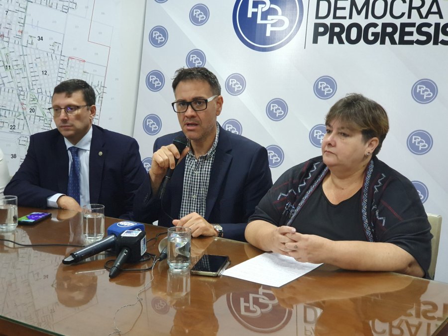 PABLO MIASSI. El precandidato a concejal del PDP junto a Lisandro Mársico y Mariana Bertolín.