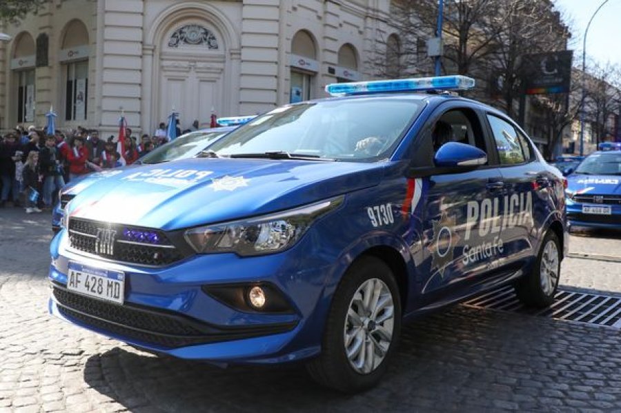 ARDUA TAREA POLICIAL. Tras detener a la pareja armada en una estación de servicios, también detuvieron a un menor que era requerido por la Justicia.