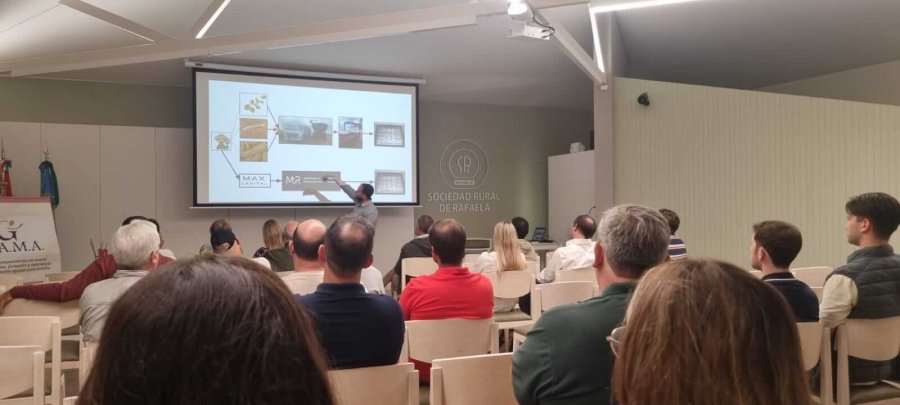 El Ing. Mondino durante la charla de capacitaci&oacute;n en la Sociedad Rural.