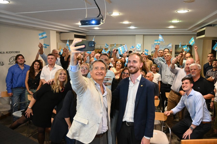 Mayoraz y Mayer en una selfie con los asistentes a la presentaci&oacute;n.