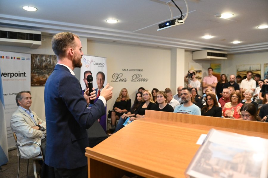 &ldquo;No venimos a querer vivir de la pol&iacute;tica, no somos lo mismo", dijo Mayer. (FOTO LLA)