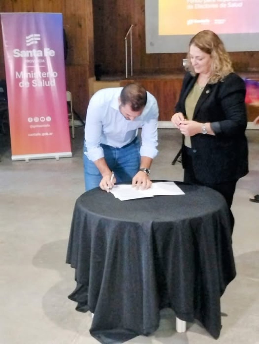 Franco Serrani y Silvia Ciancio en el momento de celebrar el acuerdo.