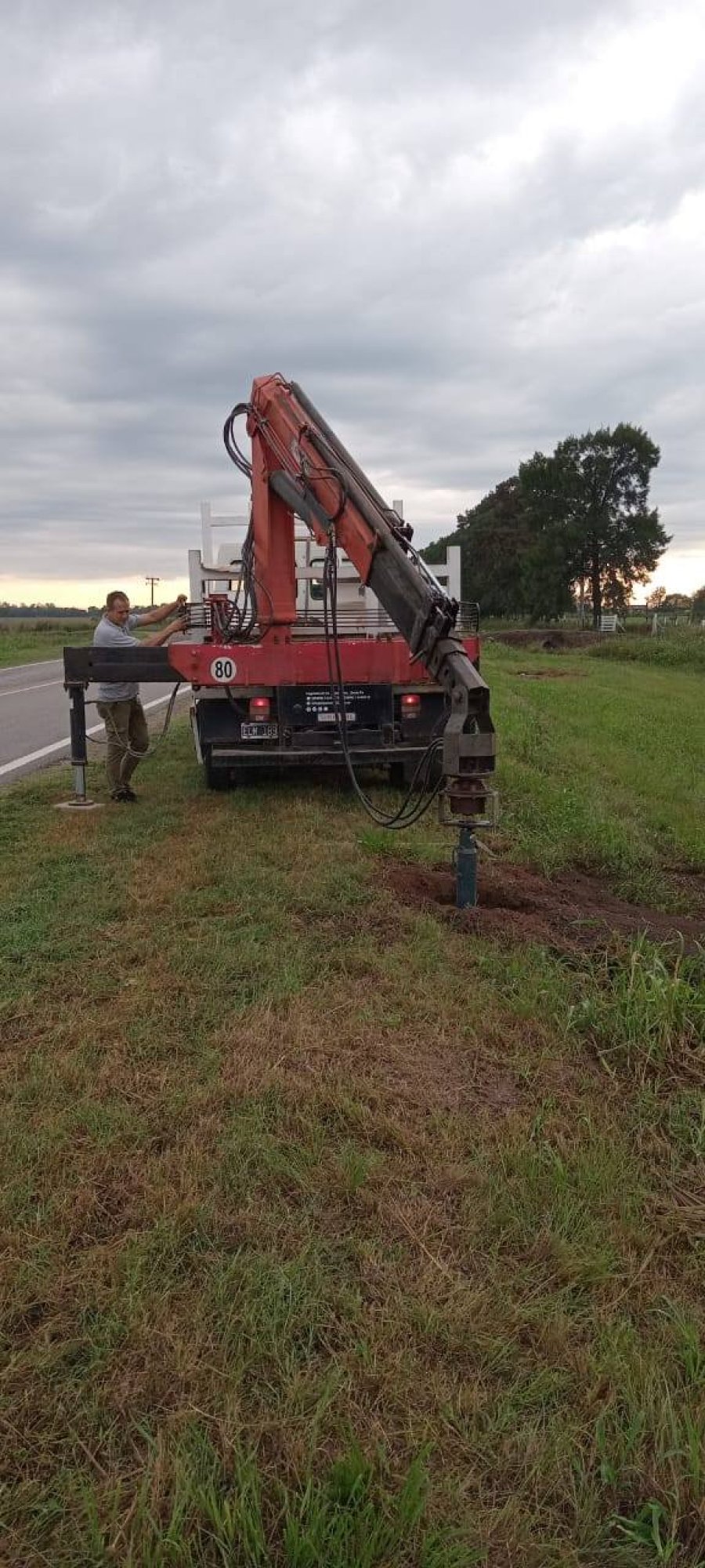 Cuadrilla comunal trabajando en el acceso al pueblo.