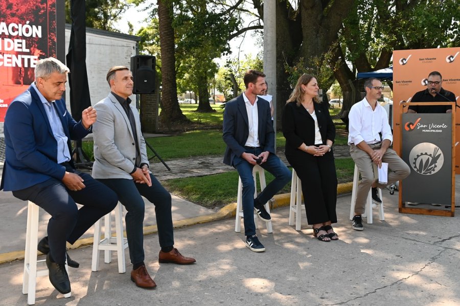 Las autoridades durante el acto de presentación del proyecto.