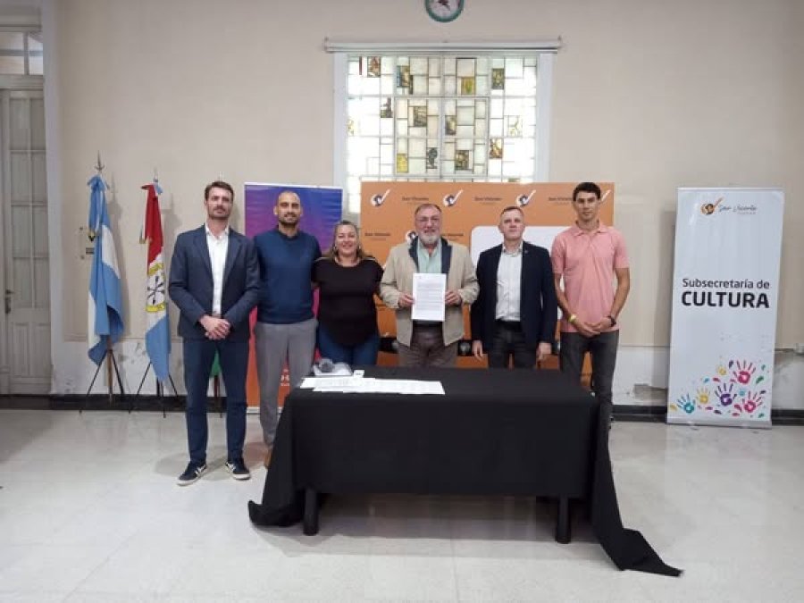 Los representantes fronterenses y las autoridades tras la inclusión en el programa.