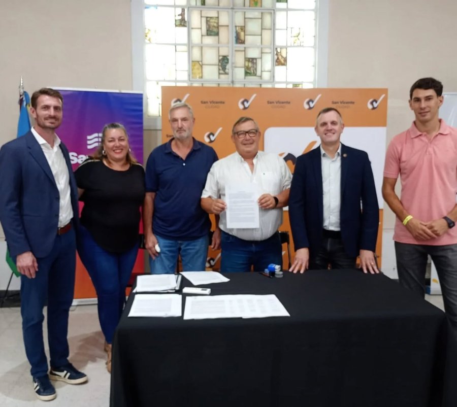 Los clucellenses y las autoridades tras suscribir el acuerdo.