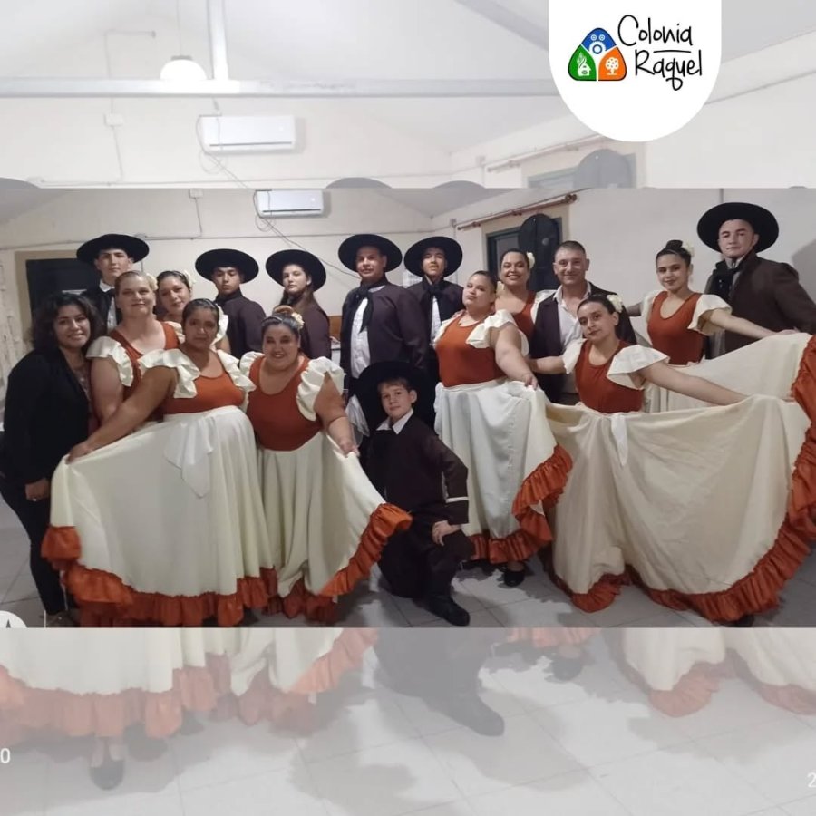 Los bailarines locales , protagonistas y organizadores de la propuesta artística.