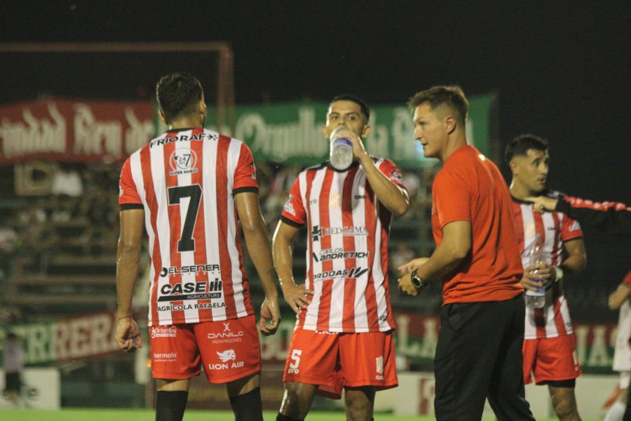 INDICACIONES. Barbero hablando con Macies y Peralta.