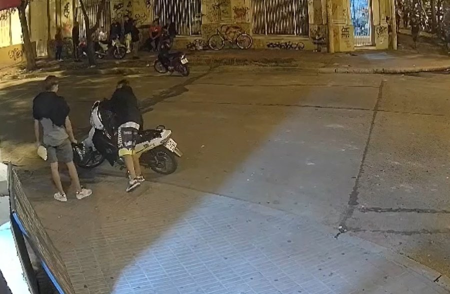 Tras la agresión, arribaron al lugar varios patrulleros de la Policía y ambulancias del servicio de emergencias 107.