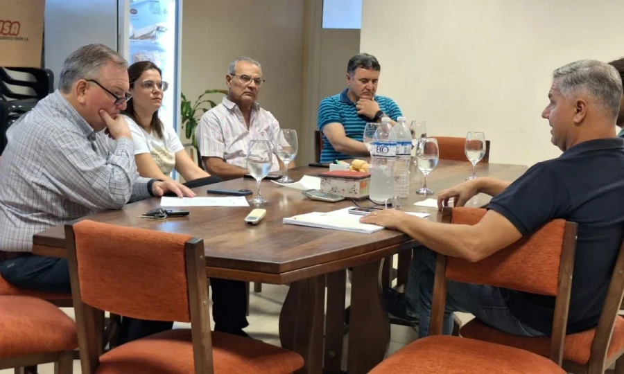 Los legisladores con directivos de la empresa trinidense.