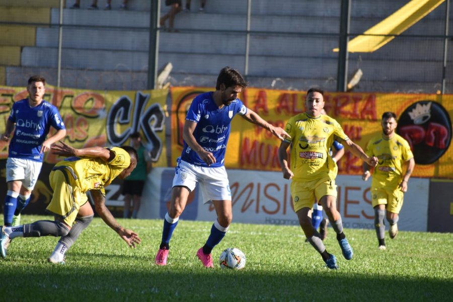 SIEMPRE INTENTA. Lucas Albertengo durante una de las acciones.