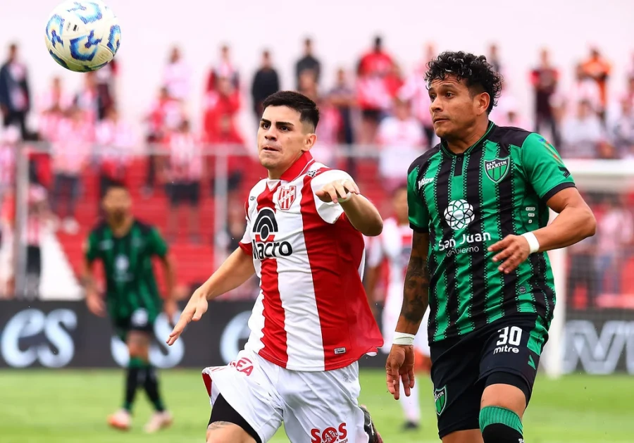 ALEX LUNA. El rafaelino en acción ante los sanjuaninos.