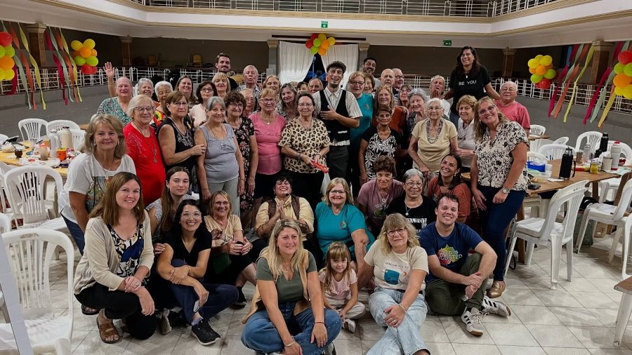 Autoridades y participantes del programa.