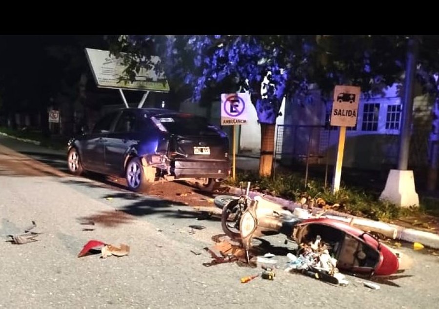 Por causas a establecer, el motociclista colisionó con la parte trasera de un automóvil Ford Focus que se encontraba estacionado.