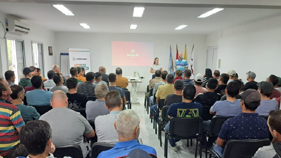 Una sala totalmente colmada respondió a la convocatoria.