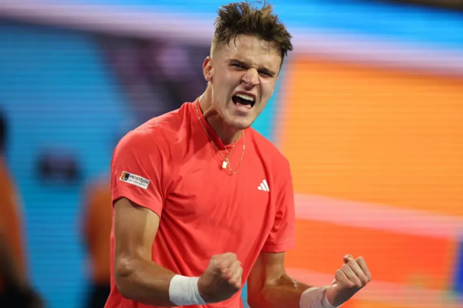 El tenista checo dio el golpe al vencer al serbio en dos sets