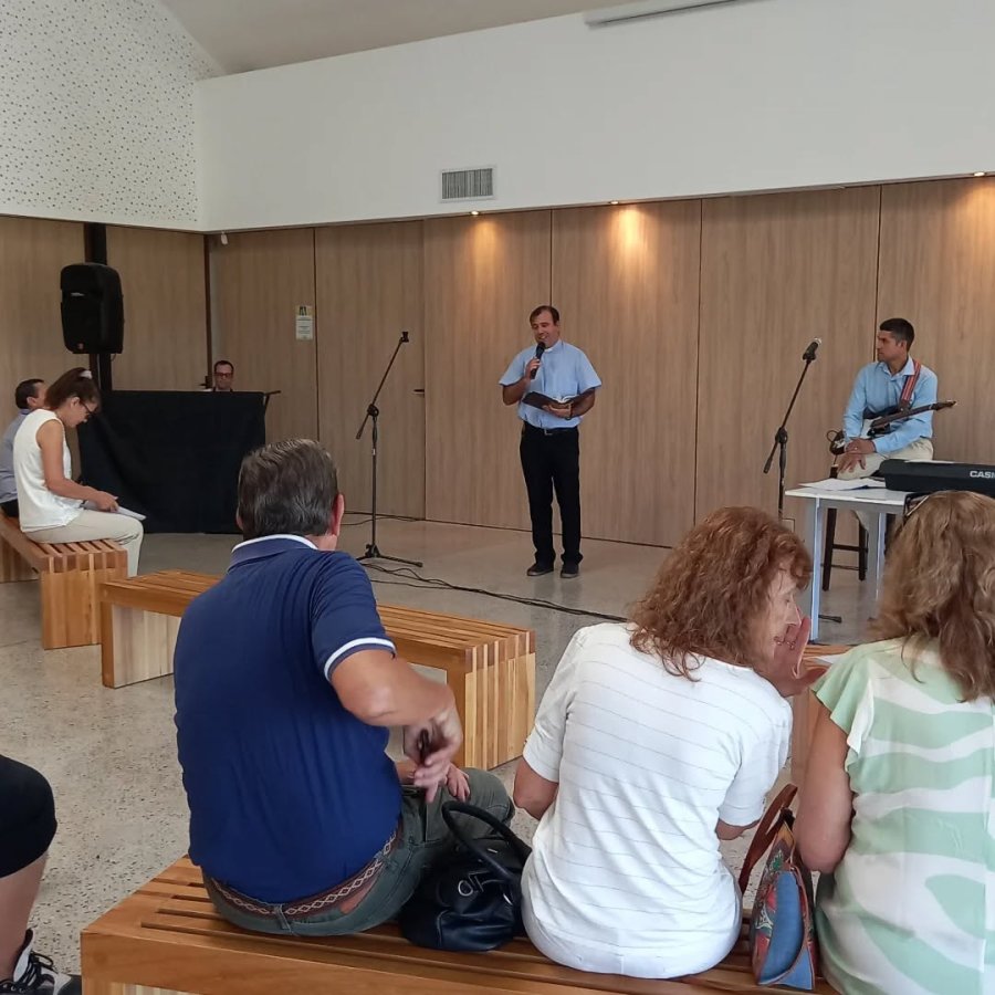 El padre David Retamoso pronunciando la oración.