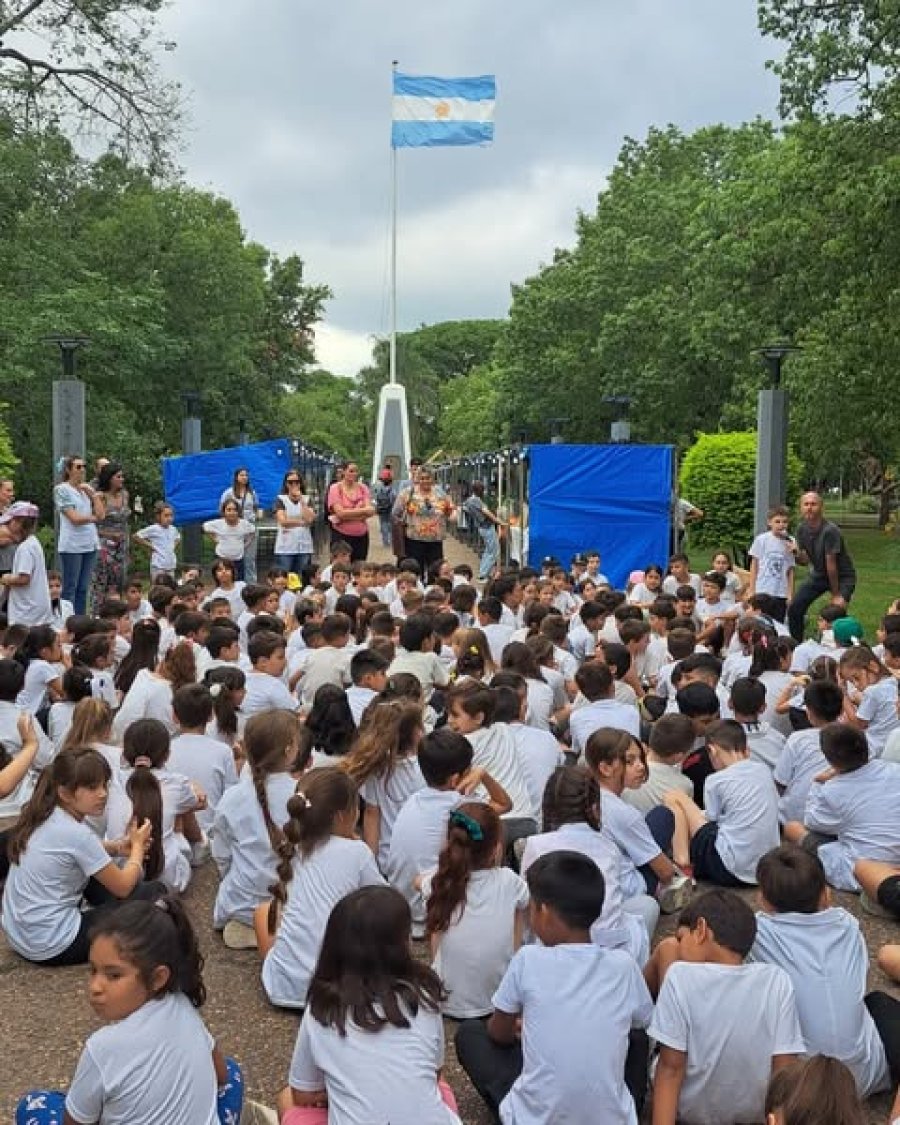 Vista general de la multitudinaria jornada en la plaza.