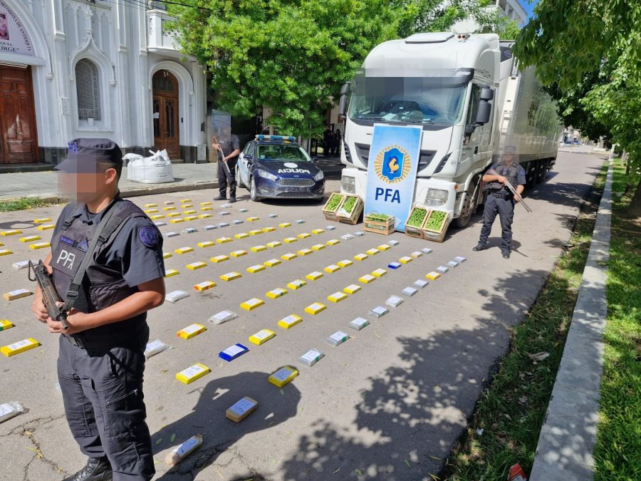13 cajas de bananas ocultaban un total de 150 ladrillos compactos de cocaína, cuyo peso ascendía a los 152 kilogramos.