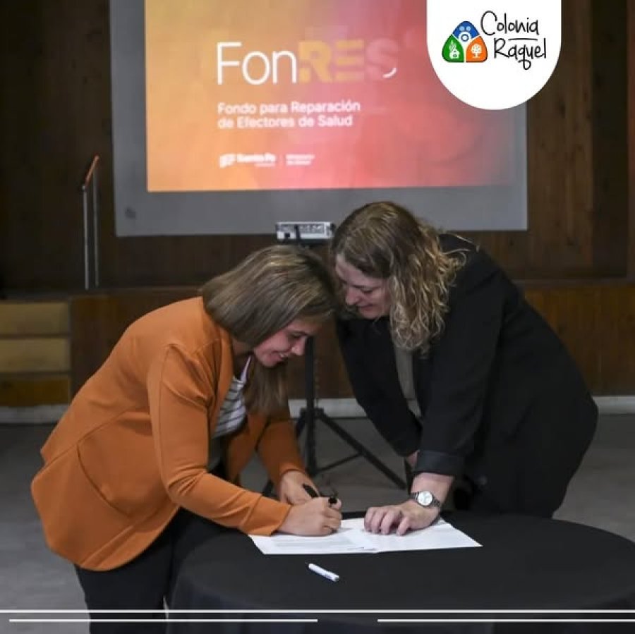 luciana Peter y Silvia Ciancio al firmar el acuerdo.