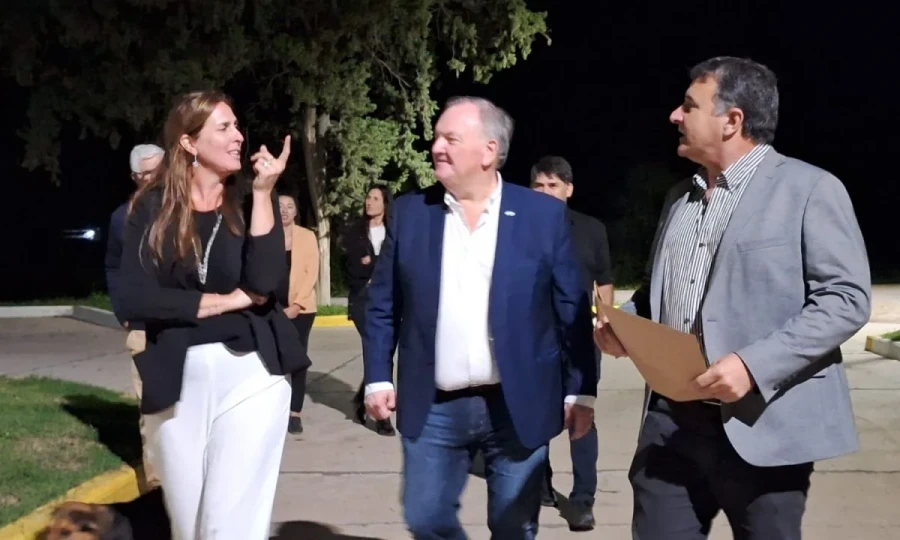 En Colonia Dos Rosas y La Legua con Carina Frank recorriendo la población.