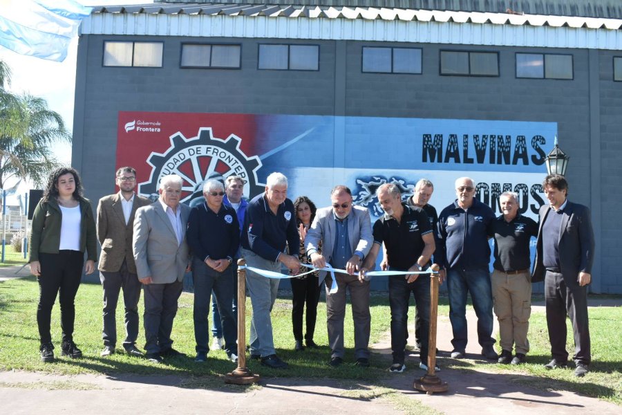 Con el corte de cintas quedó inaugurado el mural.