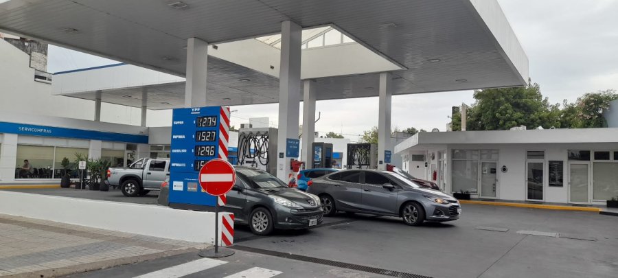 NUEVOS AJUSTES. El combustible se incrementó desde hoy 1,75% en los surtidores de la ciudad en relación con los movimientos de marzo.
