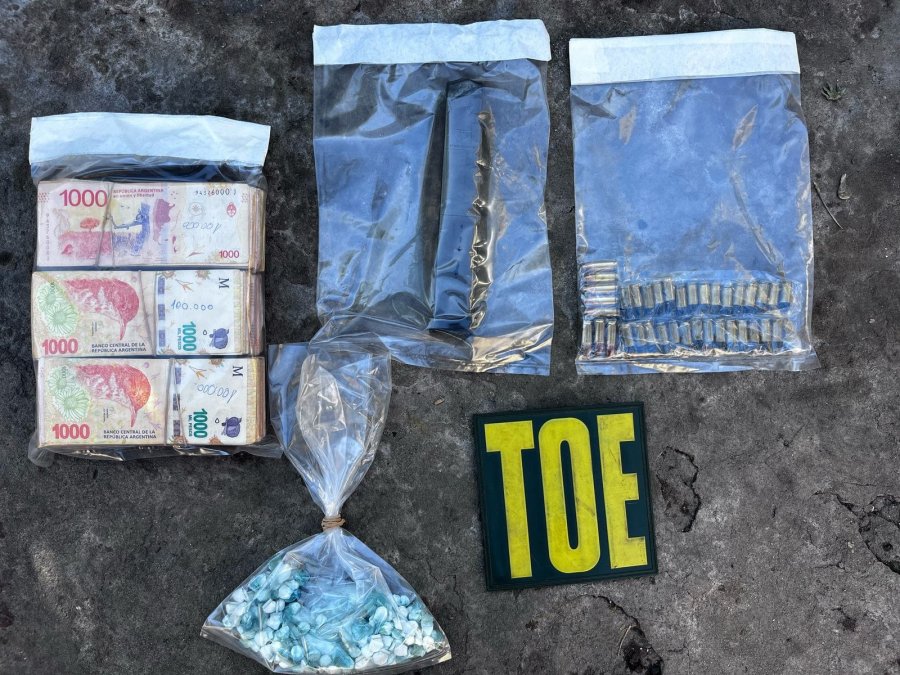 Se secuestraron 153 dosis de cocaína, 867 mil pesos en efectivo, 38 cartuchos calibre 9 milímetros, 2 vehículos, 1 cargador de arma de fuego, dispositivos electrónicos y teléfonos celulares.