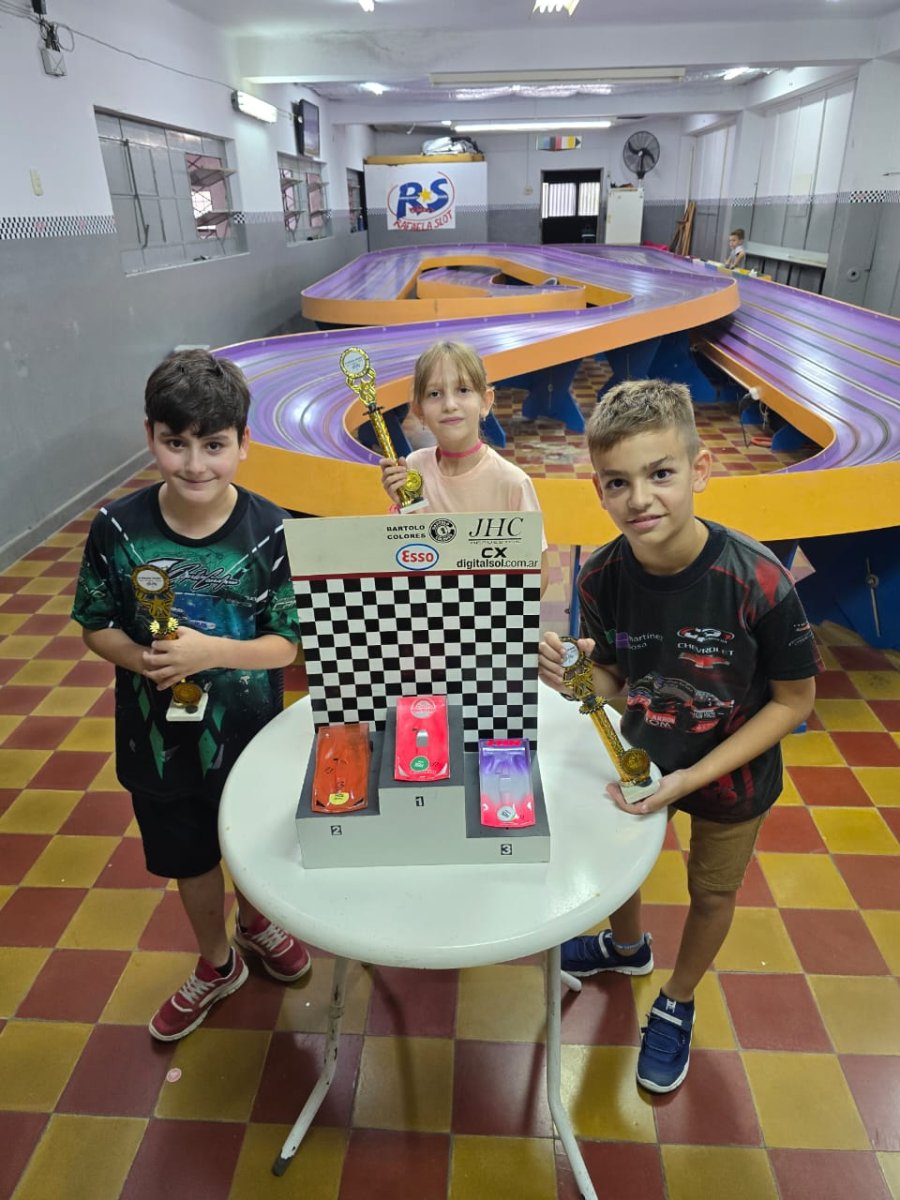 PODIO SPORT JUNIOR. Dante Urdiales (2º), Elisa Ferpozzi (1º) y Pedro Schinner (3º).