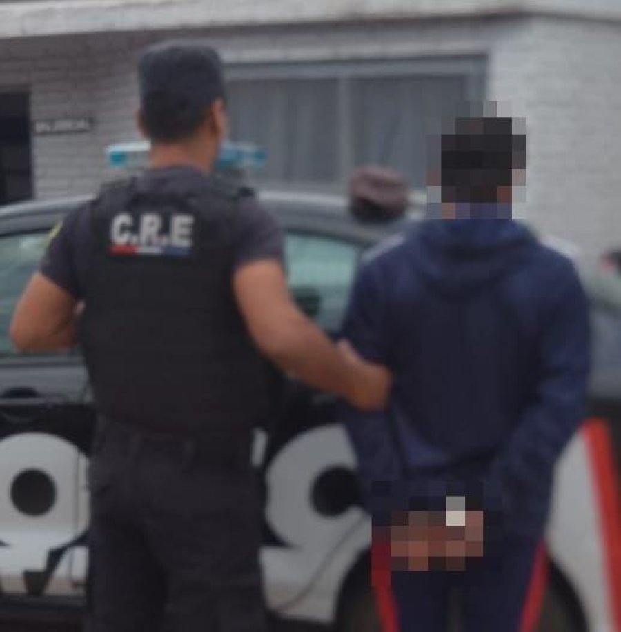 El individuo arrestado se encontraba visiblemente nervioso ante la labor policial.