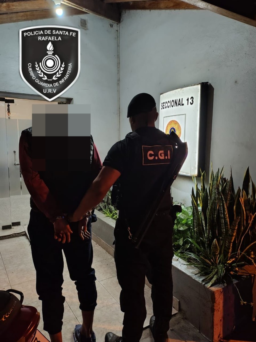 El sujeto detenido portaba escondido entre sus prendas un revólver.