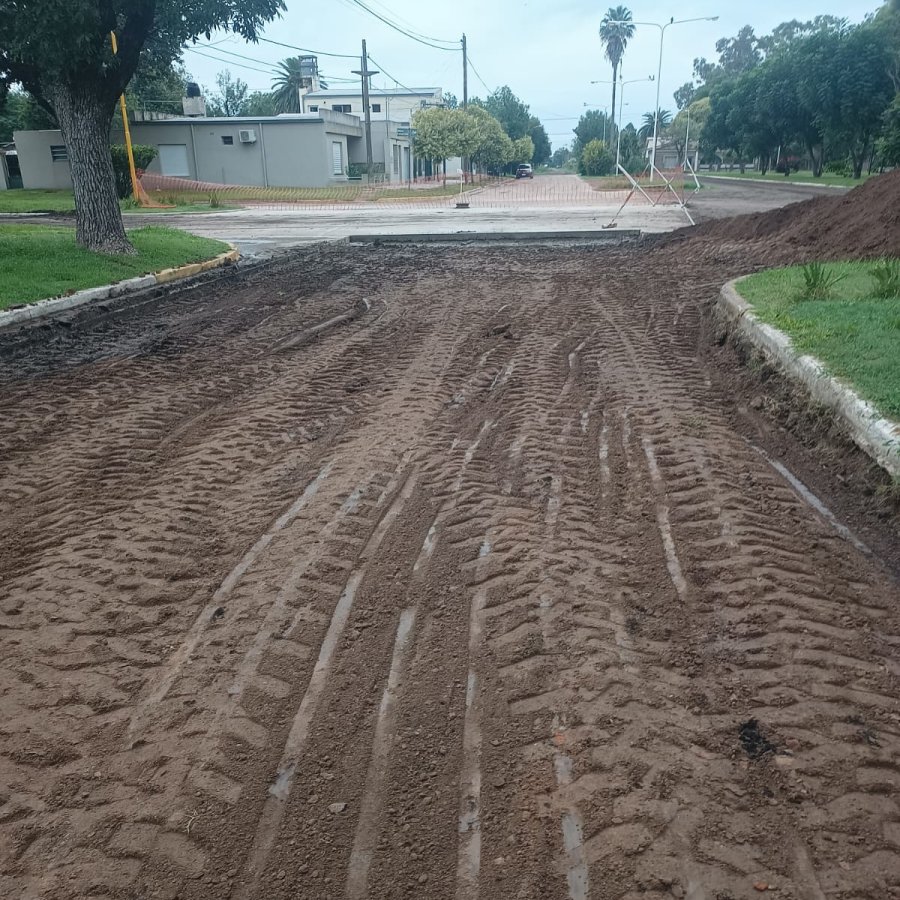 PAVIMENTO. Cuadrilla comunal preparando el suelo para la pavimentación.