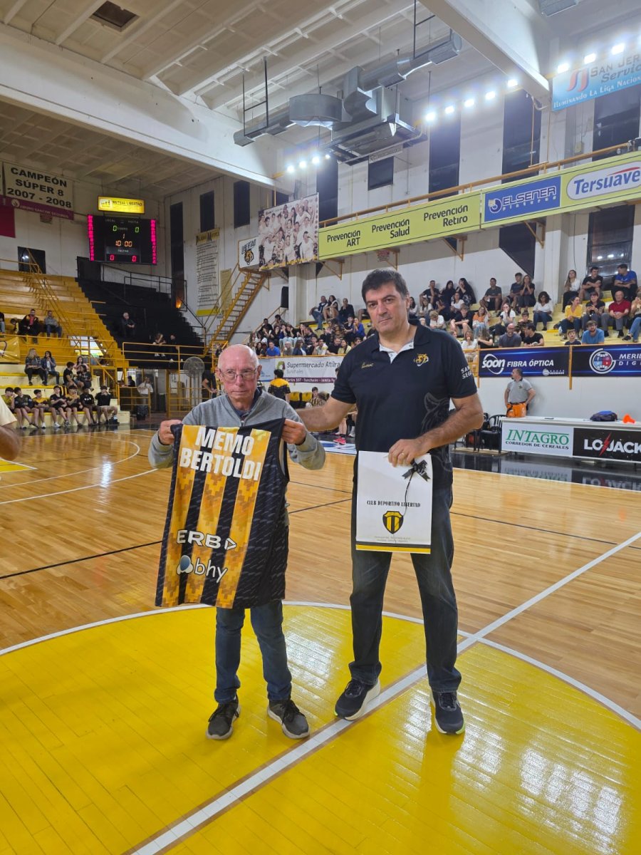 PRESENTE. Gerardo Corroto le hizo entrega a Remo Bertoldi.