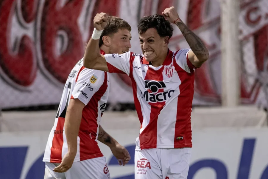 Jeremías Lázaro festeja su gol, que abrió el marcador.