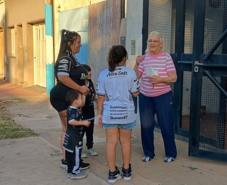 CRISTINA, LA VECINA DEL MONUMENTAL DE LA CREMA, REPARTIENDO CARAMELOS A LA GENTE DE ALL BOYS