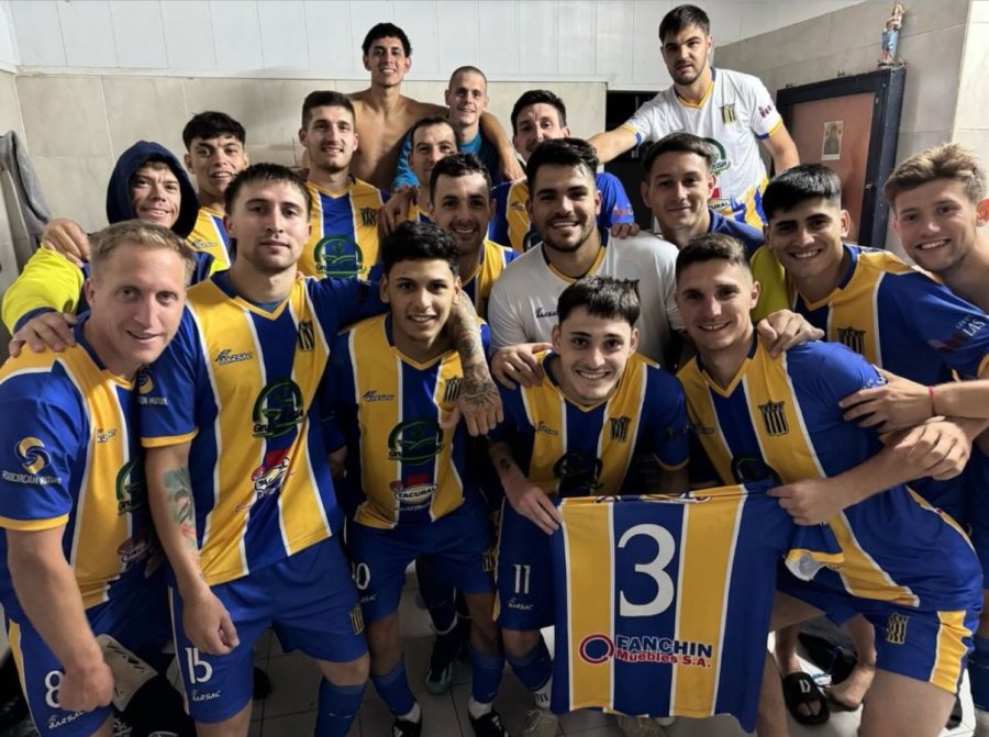 FESTEJO. Los jugadores de María Juana en el vestuario tras el importante triunfo.