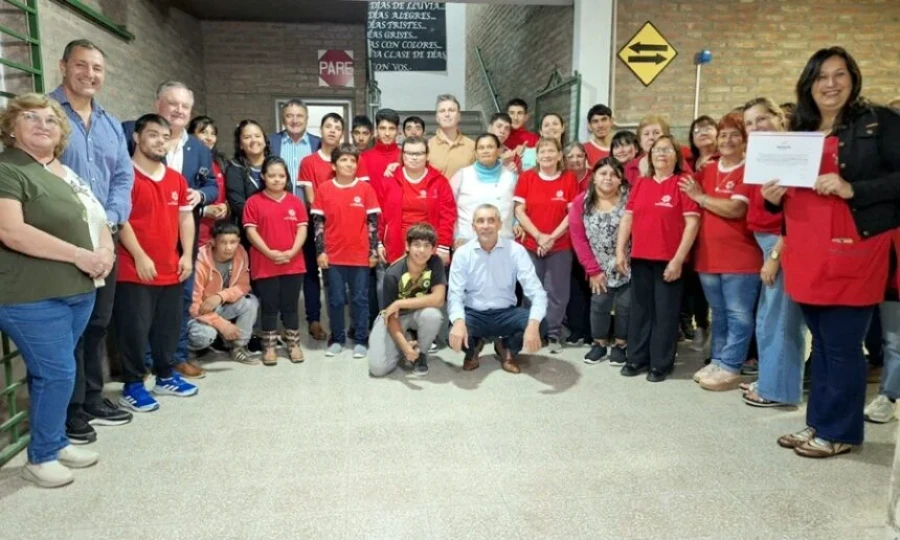 Las autoridades junto a la comunidad educativa.