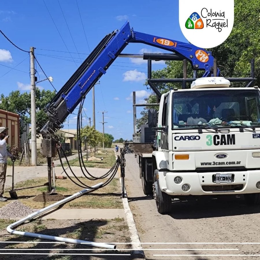 Cuadrilla comunal cambiando las luminarias.