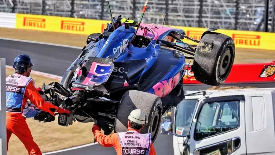 El Alpine de Jack Doohan es retirado con una gr&uacute;a tras el fuerte golpe en Suzuka.